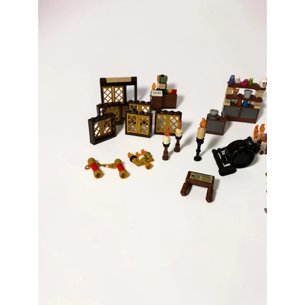 LEGO Hocus Pocus 21341 Cottage Accessories Skeletons Candles Pumpkins Gravestone